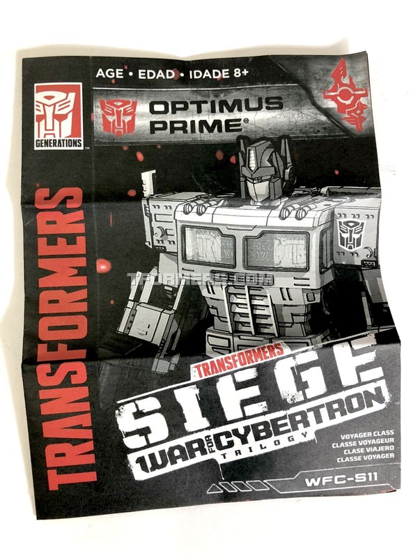 Unboxing Siege Optimus Prime War For Cybertron Voyager Figure  (9 of 10)